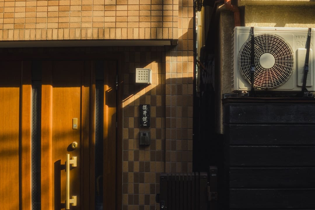 中信建投:计算机板块上半年业绩持续改善 看好AI软件&硬件、信创等板块投资机会
